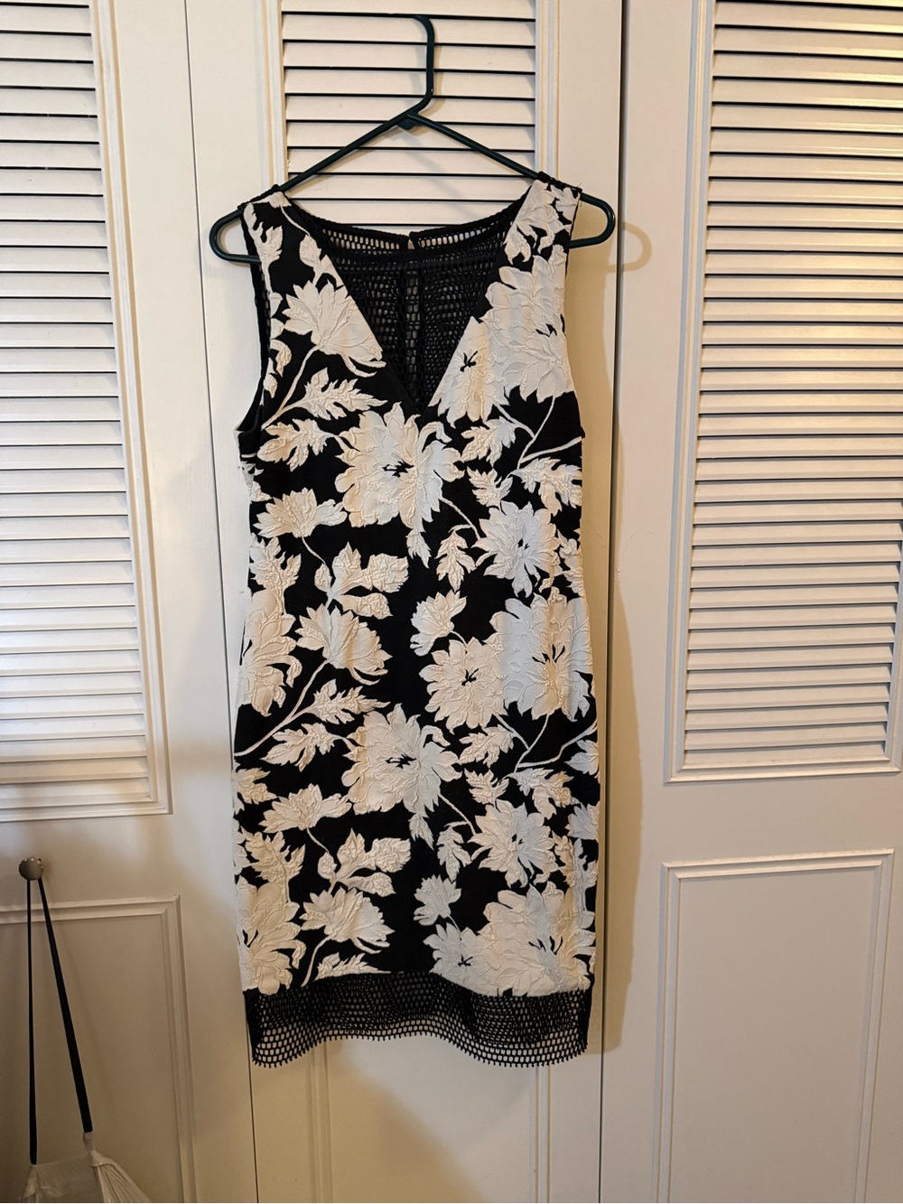 Cache Black and White Floral V-Neck Sleeveless Dress